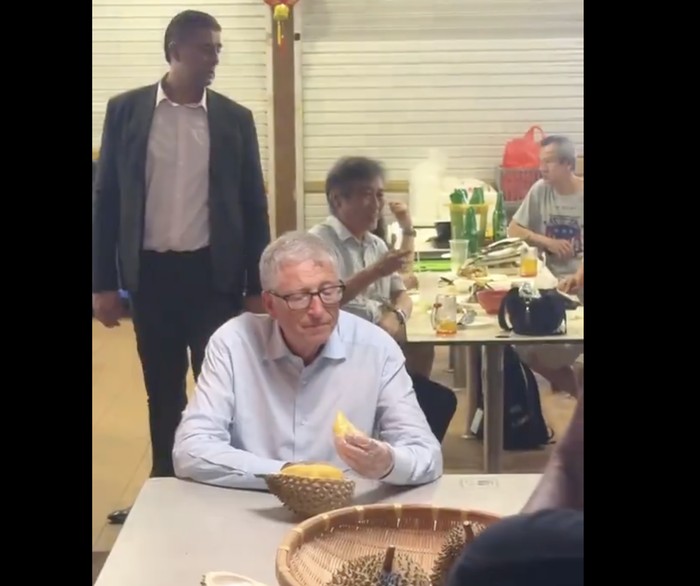 Bill Gates makan durian