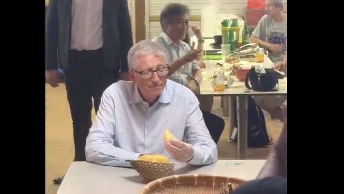 Bill Gates makan durian