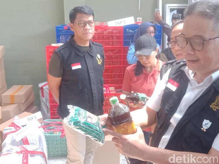 BPOM RI menggerebek gudang jamu ilegal di Bonyokan, Kecamatan Jatinom, Klaten, Kamis (8/5/2025).