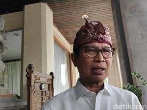 Adi Arnawa Ancam Tutup Usaha yang Alirkan Limbah ke Pantai Labuan Sait