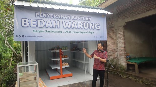Bupati Jembrana, I Made Kembang Hartawan, menyerahkan bantuan CSR dari RS BaliMed Negara berupa program Bedah Warung di Banjar Sarikuning, Desa Tukadaya, Kecamatan Melaya, Rabu (7/5/2025). (Dok. Pemkab Jembrana)