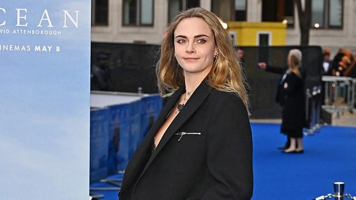 LONDON, ENGLAND - MAY 06: Poppy Delevingne and Cara Delevingne attend the World Premiere of 