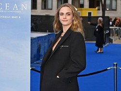 Cara Delevingne Seksi di Red Carpet, Berbalut Gaun yang Dibuat 100 Tahun Lalu