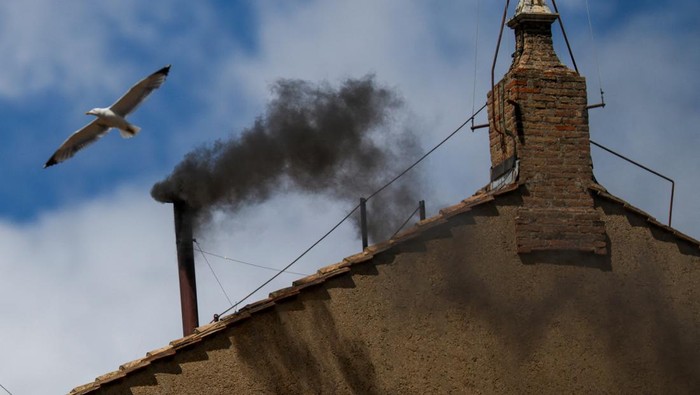 Black smoke rises from the chimney on the Sistine Chapel, indicating no decision has been made to elect a new pope, at the Vatican, May 8, 2025. REUTERS/Hannah McKay     TPX IMAGES OF THE DAY