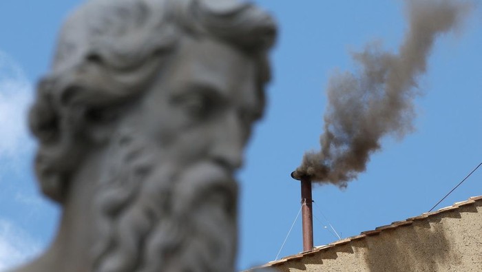 Black smoke rises from the chimney on the Sistine Chapel, indicating no decision has been made to elect a new pope, at the Vatican, May 8, 2025. REUTERS/Guglielmo Mangiapane