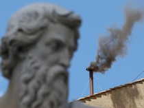 Video: Asap Hitam Kembali Mengepul di Kapel Sistina, Belum Ada Paus Terpilih