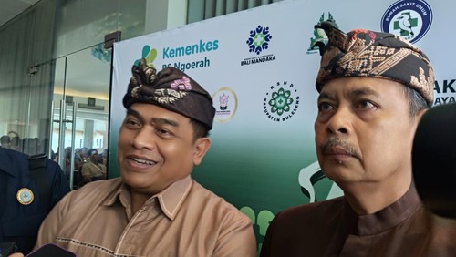 Direktur RSUP Prof Ngoerah I Wayan Sudana dan Kepala Dinas Kesehatan Bali I Nyoman Gede Anom saat dijumpai dalam acara Bali Stroke Care di Jimbaran, Badung, Bali pada Kamis (8/5/2025).