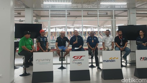 Direktur Utama Mandalika Grand Prix Association (MGPA), Priandhi Satria (tengah) saat konferensi pers di Sirkuit Mandalika, Kamis (8/5/2025). (Foto: Edi Suryansyah/detikBali)