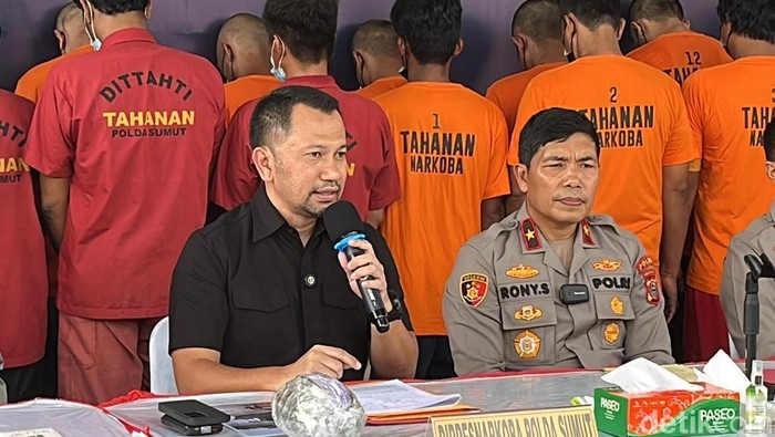 Dirresnarkoba Polda Sumut Kombes Jean Calvijn saat konferensi pers di Polres Asahan. (Finta Rahyuni/detikSumut)