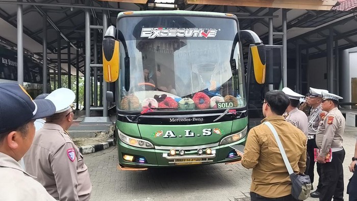 Ditlantas Polda Riau menggelar ramp check untuk memastikan keselamatan angkutan umum.