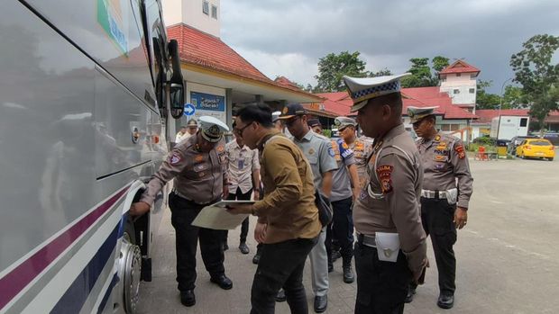 Ditlantas Polda Riau menggelar ramp check untuk memastikan keselamatan angkutan umum.
