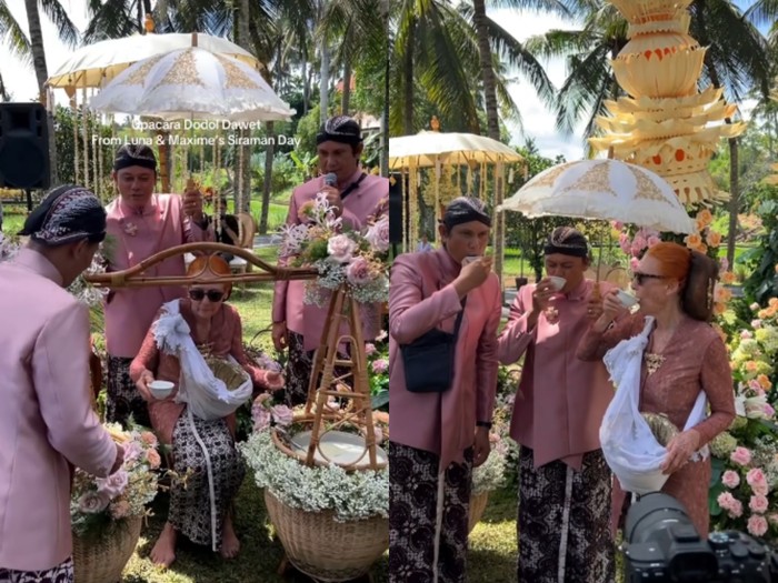 tradisi dodol dawet di pernikahan Luna Maya dan Maxime Bouttier