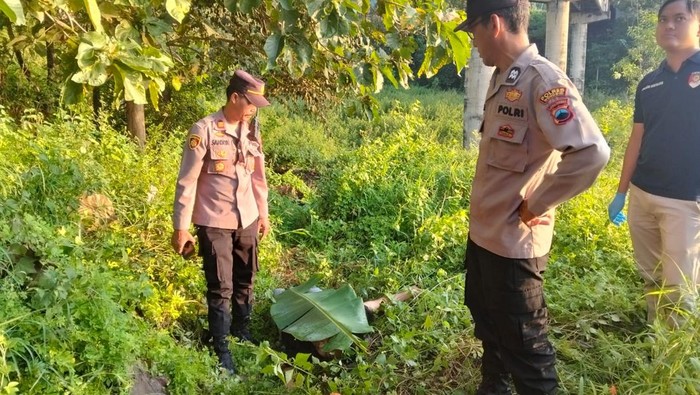 Evakuasi jenazah pria yang tewas usai terjun dari atas jembatan Kedungareng, Desa Sendang, Wonogiri, Kamis (8/5/2025).