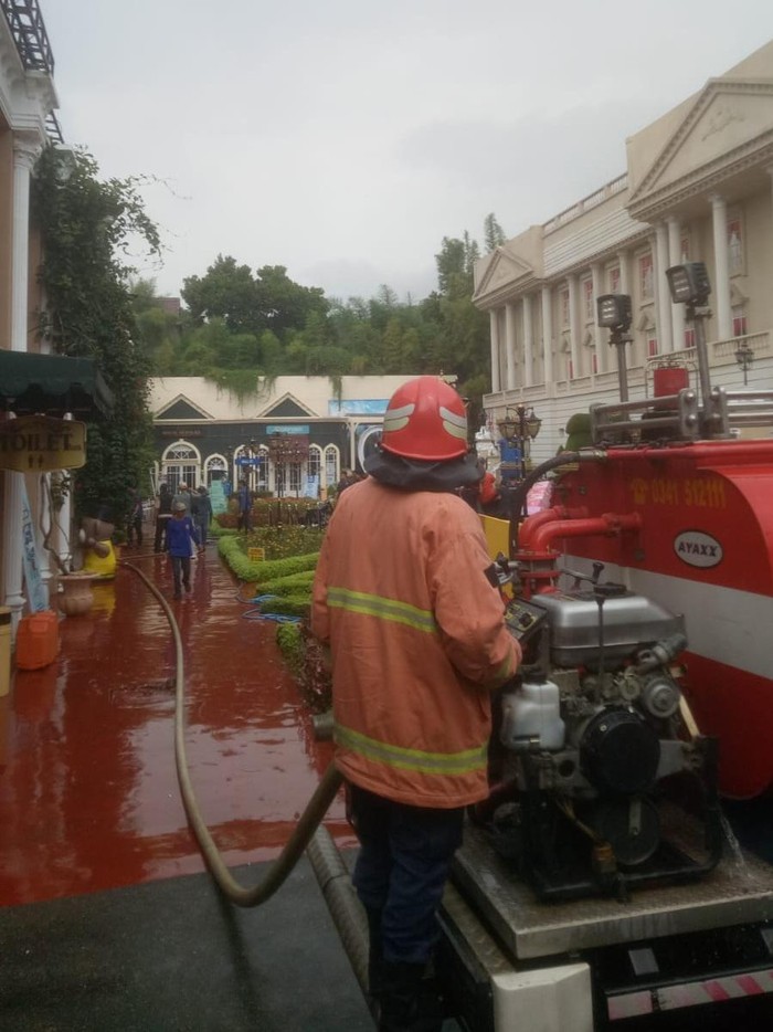 Foto : Petugas Pemadam Kebakaran melakukan pemadaman api di museum angkut Kota Batu