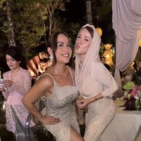 Namun seiring waktu, gaya berpakaian Olla mulai mengundang kontroversi. Puncaknya terjadi saat ia menghadiri resepsi pernikahan Luna Maya dan Maxime Bouttier pada 7 Mei 2025. Dalam acara tersebut, Olla tampil mengenakan hoodie bodyfit dan memperlihatkan sebagian poni serta leher. Foto: Dok. Instagram @melaney_ricardo.