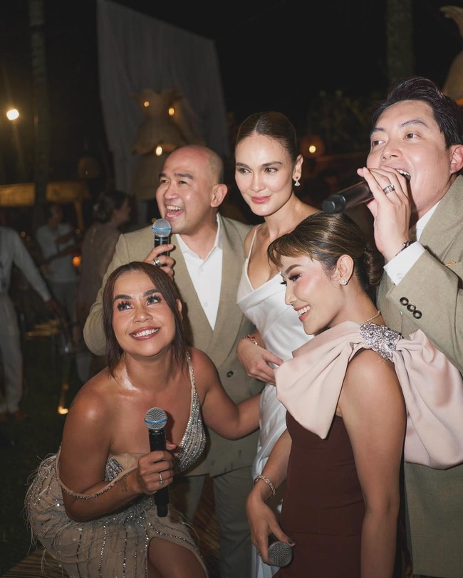 Pernikahan Luna Maya dan Maxime Bouttier yang digelar di Bali dihadiri banyak teman selebriti, termasuk Geng Menteri Ceria. Grup pertemanan itu terdiri dari Melaney Ricardo, Ayu Dewi, Edric Tjandra, Iwet Ramadhan, dan tentunya Luna. Foto: Instagram