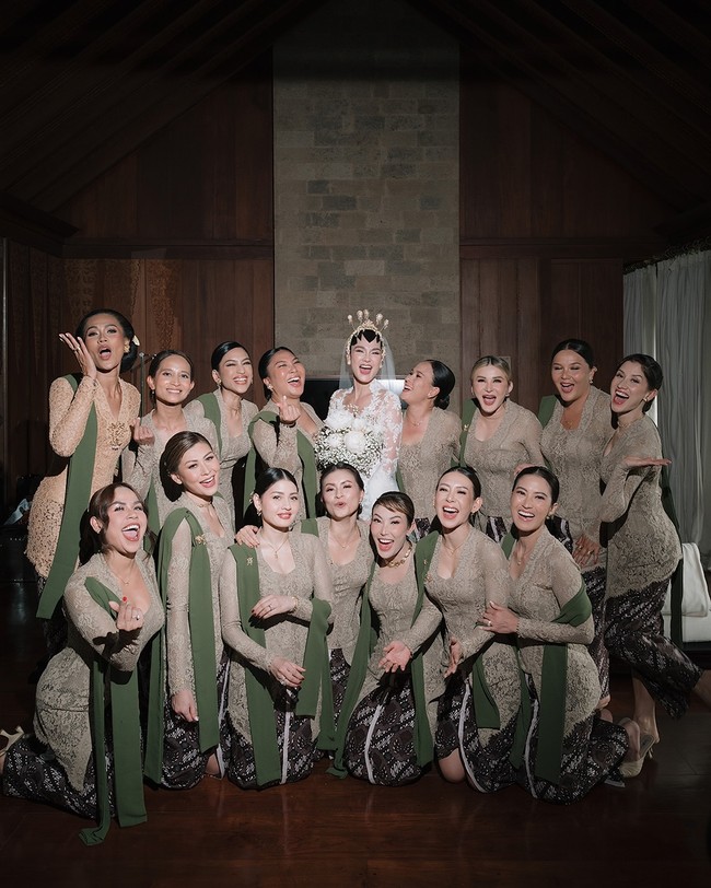 Dalam postingan Melaney, geng tersebut mengaku ikut berbahagia untuk sahabat mereka. Keempatnya dipilih menjadi bridesmaid dan groomsmen pernikahan akbar tersebut. Foto: Instagram