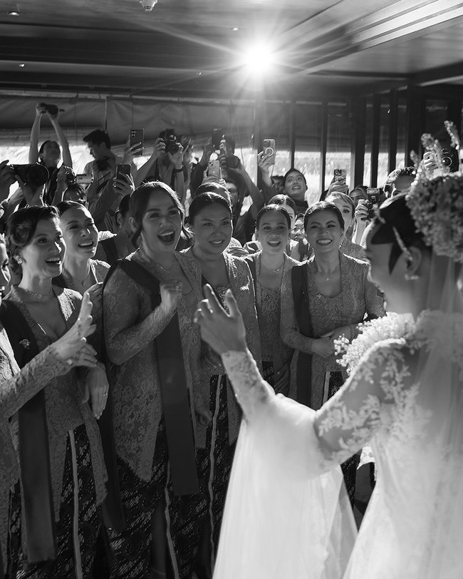 Di hari pernikahan pada Rabu, (7/5/2025), Melaney Ricardo dan Ayu Dewi menjadi salah satu dari 13 bridesmaid Luna Maya. Mereka kompak mengenakan seragam hijau dan kain Batik. Begini raut mereka melihat sahabatnya menikah.  Foto: Instagram