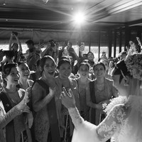 Di hari pernikahan pada Rabu, (7/5/2025), Melaney Ricardo dan Ayu Dewi menjadi salah satu dari 13 bridesmaid Luna Maya. Mereka kompak mengenakan seragam hijau dan kain Batik. Begini raut mereka melihat sahabatnya menikah.  Foto: Instagram