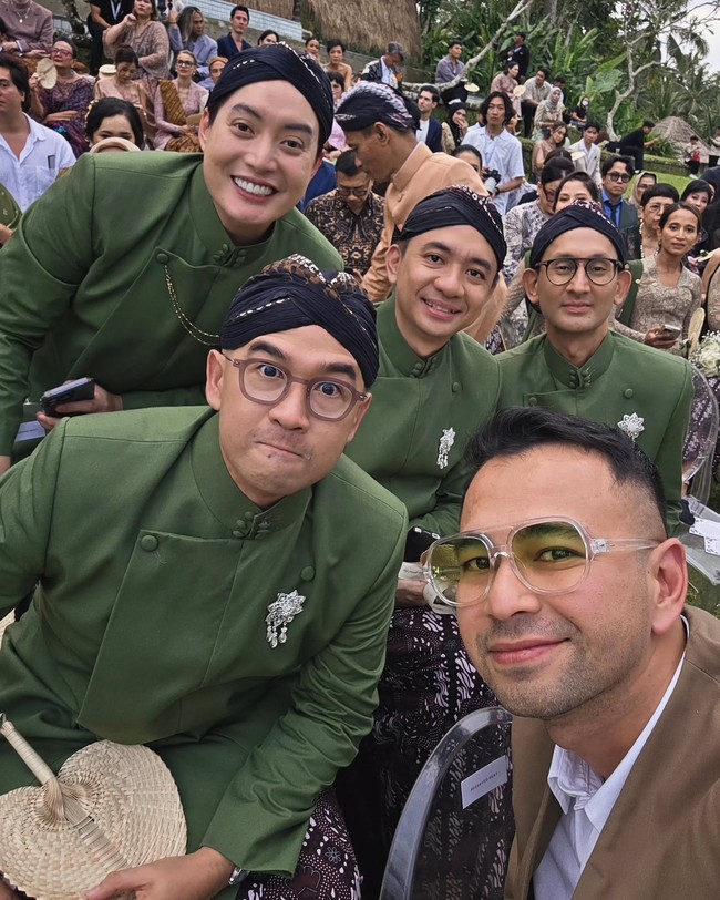 Edric Tjandra dan Iwet Ramadhan hadir sebagai groomsmen mengenakan beskap hijau. Foto: Instagram
