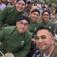 Edric Tjandra dan Iwet Ramadhan hadir sebagai groomsmen mengenakan beskap hijau. Foto: Instagram