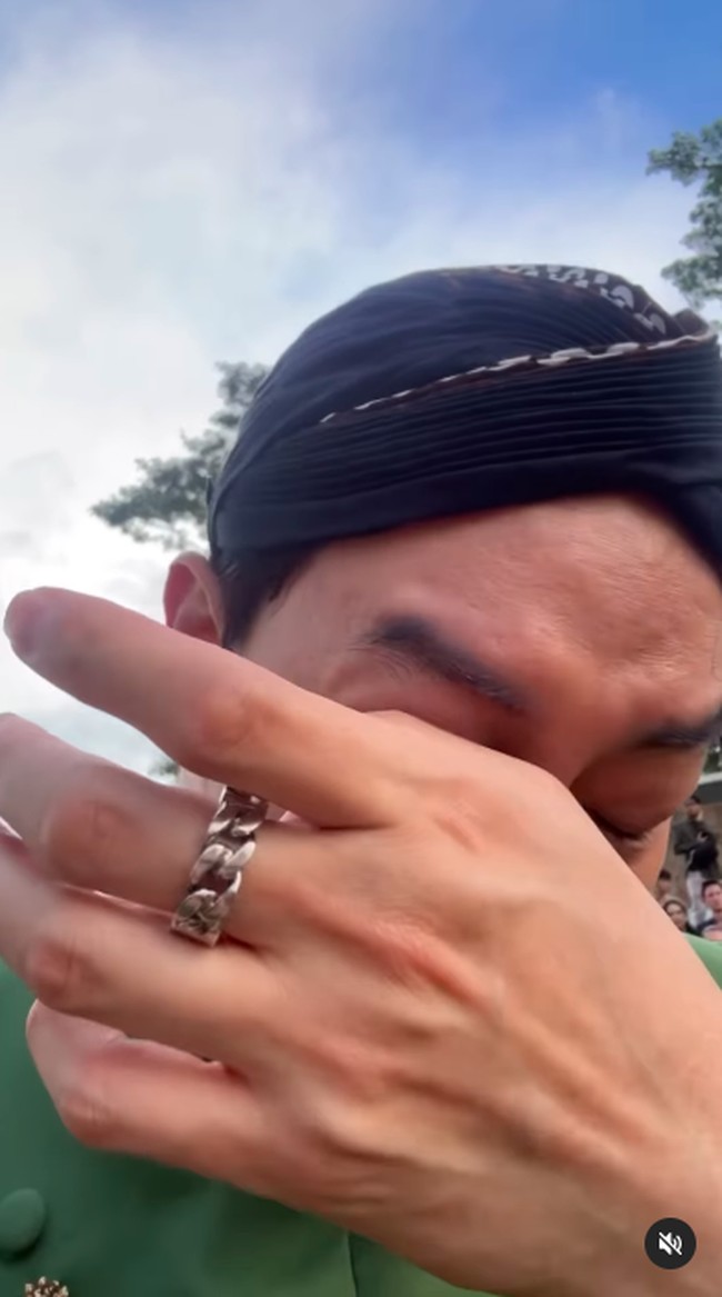 Geng Menteri Ceria ikut terharu dengan kebahagiaan Luna Maya. Begini potret Edric ketika menangis setelah menyaksikan Luna resmi dipersunting Maxime. Foto: Instagram