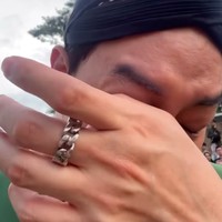 Geng Menteri Ceria ikut terharu dengan kebahagiaan Luna Maya. Begini potret Edric ketika menangis setelah menyaksikan Luna resmi dipersunting Maxime. Foto: Instagram