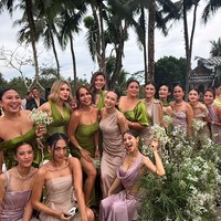 Perayaan cinta Luna Maya dan Maxime Bouttier masih berlanjut. Kali ini para wanita geng menteri ceria mengenakan gaun bernuansa hijau. Foto: Instagram