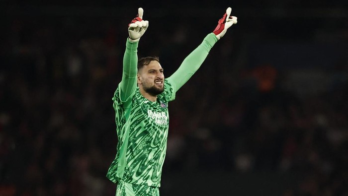 Soccer Football - Champions League - Semi Final - Second Leg - Paris St Germain v Arsenal - Parc des Princes, Paris, France - May 7, 2025 Paris St Germains Gianluigi Donnarumma celebrates after Achraf Hakimi scores their second goal REUTERS/Benoit Tessier