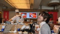 Gisel, panggilan akrab Gisella Anastasia, senang dengan makanan-makanan khas Jepang. Menyambangi restoran sushi menjadi agenda yang jarang dilewatkannya. Foto: Instagram/gisel_la