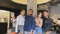 Bersama teman-temannya ia juga tak melewatkan agenda hang out bersama. Gisella mendatangi toko pastry di bilangan Kemang, Jakarta Selatan yang baru buka. Foto: Instagram/gisel_la