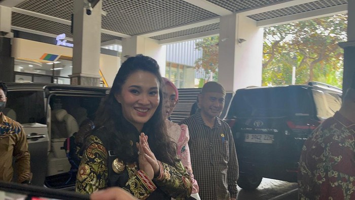 Gubernur Maluku Utara (Malut) Sherly Tjoanda menyambangi Balai Kota DKI Jakarta, Kamis (8/5/2025). Sherly hendak bertemu dengan Wagub Jakarta Rano Karno untuk membahas aplikasi layanan satu pintu warga yakni Jakarta Kini atau JAKI.