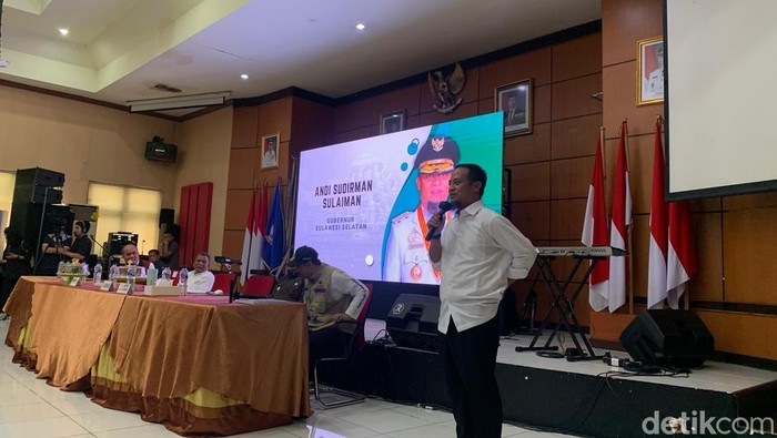 Gubernur Sulsel Andi Sudirman Sulaiman saat sosialisasi program Sekolah Rakyat.