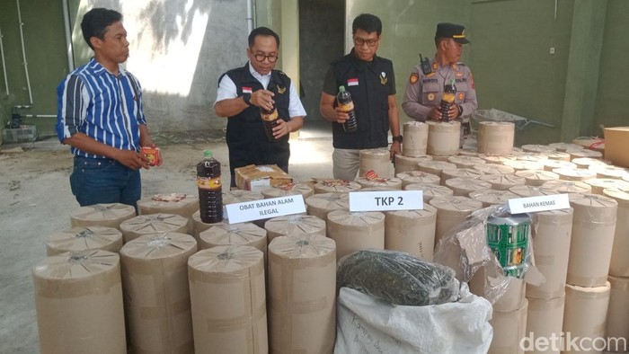 Barang bukti di gudang jamu ilegal di Jatinom, Klaten.