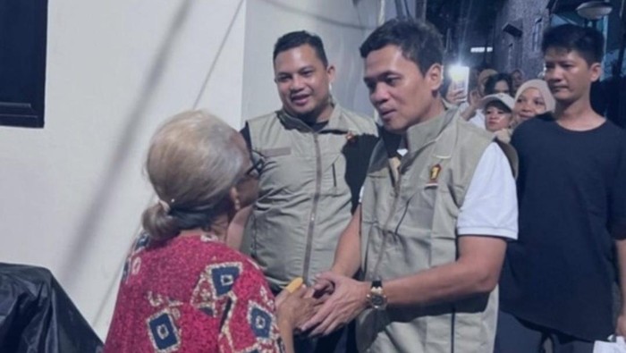Ketua Komisi III DPR Fraksi Gerindra Habiburokhman menemui warga di wilayah Duren Sawit, Jakarta Timur (Jaktim). Kedatangan Habiburokhman untuk mendengarkan aspirasi warga di daerah pemilihan (dapil) dan membagikan bantuan.