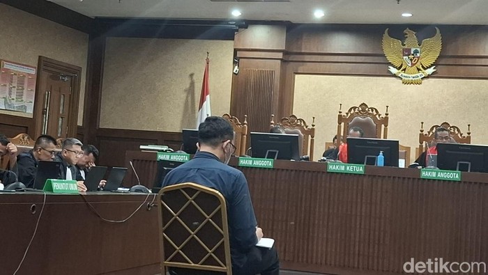 Hakim nonaktif PN Surabaya, Heru Hanindyo, divonis 10 tahun penjara dan denda Rp 500 juta dalam kasus suap vonis bebas Ronald Tannur. Ini pertimbangan hakim. (Mulia B/detikcom)