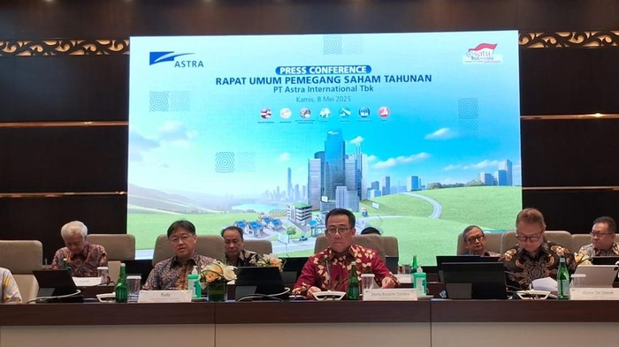 Head of Corporate Communications Astra International Boy Kelana Soebroto saat membacakan hasil RUPST di Menara Astra, Jakarta, Kamis (8/5/2025).