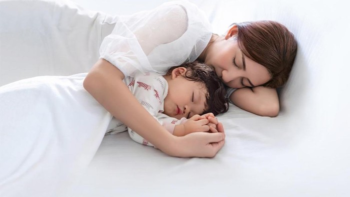 Ilustrasi anak tidur bersama ibu.