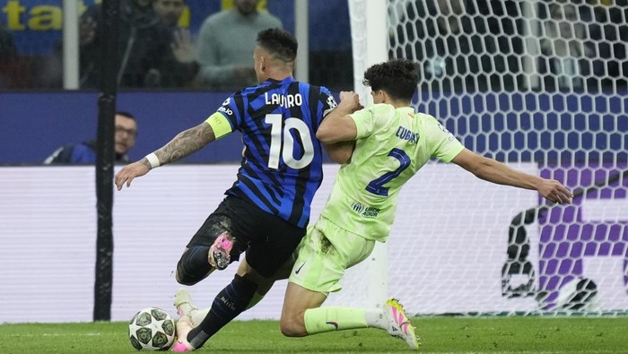 Pau Cubarsi centre-back of Barcelona and Spain makes a penalty over Lautaro Martinez centre-forward of Internazionale and Argentina during the UEFA Champions League 2024/25 Semi Final Second Leg match between FC Internazionale Milano and FC Barcelona at Giuseppe Meazza Stadium on May 6, 2025 in Milan, Italy. (Photo by Jose Breton/Pics Action/NurPhoto via Getty Images)
