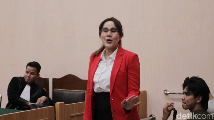 Isa Zega saat menghadiri sidang putusannya di PN kepanjen Malang