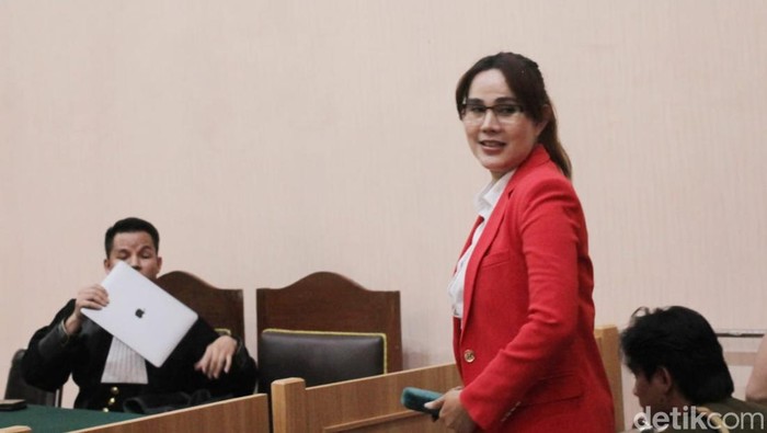 Isa Zega saat menghadiri sidang putusannya di PN kepanjen Malang