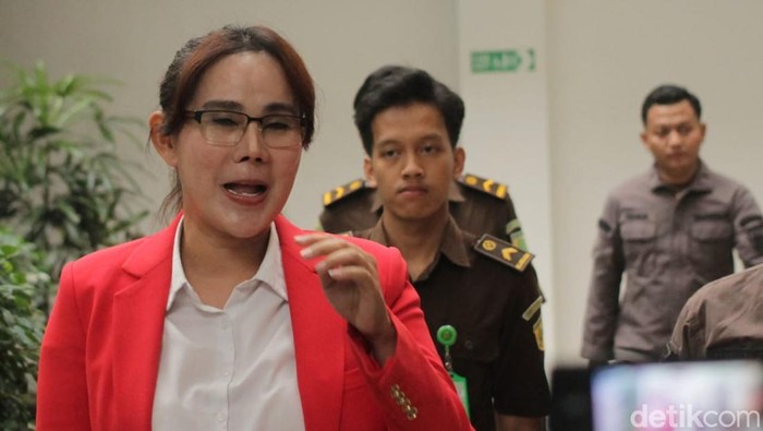 Selebgram Isa Zega usai sidang putusan kasus pencemaran nama baik bos MS Glow Shandy Purnamasri di PN Kepanjen, Malang