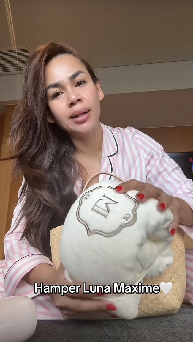 Isi souvenir pernikahan Luna Maya dan Maxime Bouttier