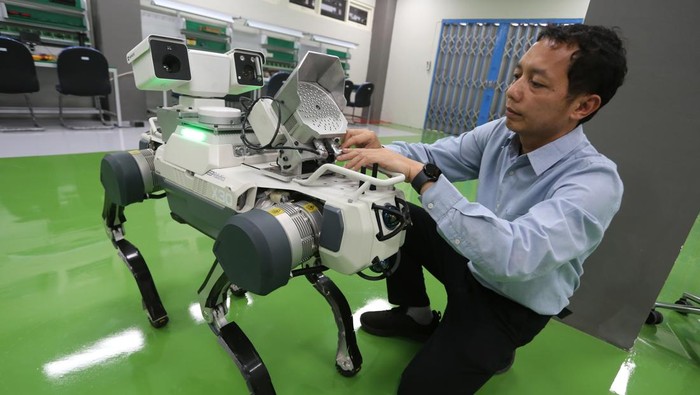 ITS Kembangkan Robot Anjing Bisa Jalan Sendiri dan Deteksi Bahaya Tim robotika Institut Teknologi Sepuluh Nopember (ITS) menguji coba robot anjing berkaki empat di Gedung Pusat Robotika ITS, Surabaya, Jawa Timur, Kamis (8/5/2025). Tim robotika ITS mengembangkan robot anjing berkaki empat yang terintegrasi dengan sistem sensor, navigasi dan kecerdasan buatan (AI) yang mampu bergerak mandiri, menginspeksi area industri, menerima perintah verbal dan dirancang mampu memetakan lingkungan serta mendeteksi suhu panas berlebihan. ANTARA FOTO/Moch Asim