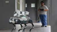 Tim robotika Institut Teknologi Sepuluh Nopember (ITS) menguji coba robot anjing berkaki empat di Gedung Pusat Robotika ITS, Surabaya, Jawa Timur.