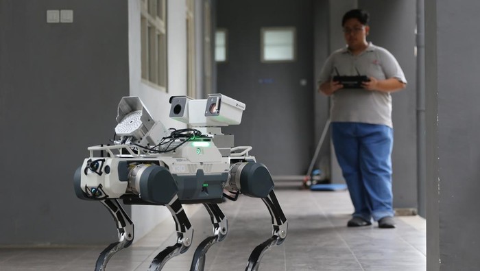Tim robotika Institut Teknologi Sepuluh Nopember (ITS) menguji coba robot anjing berkaki empat di Gedung Pusat Robotika ITS, Surabaya, Jawa Timur, Kamis (8/5/2025). Tim robotika ITS mengembangkan robot anjing berkaki empat yang terintegrasi dengan sistem sensor, navigasi dan kecerdasan buatan (AI) yang mampu bergerak mandiri, menginspeksi area industri, menerima perintah verbal dan dirancang mampu memetakan lingkungan serta mendeteksi suhu panas berlebihan. ANTARA FOTO/Moch Asim