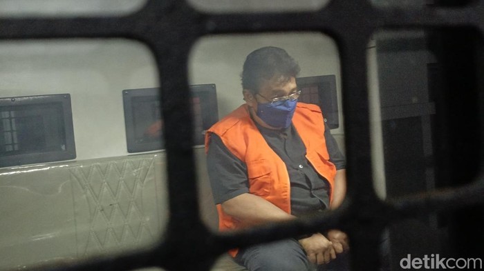 Jaksa menahan eks direktur BUMD Cilacap terkait kasus korupsi, Semarang, Kamis (8/5/2025).