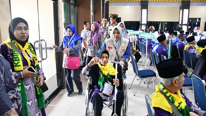 Jemaah haji kloter 5 Embarkasi Palembang jelang keberangkatan.