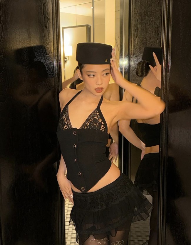 Jennie BLACKPINK kembali menjadi sorotan di acara after party Met Gala 2025. Penampilannya terlihat kontras saat hadir di acara Met Gala sebelumnya. Kritikan pun menyasar ke anggota girlband BLACKPINK itu.  Foto: dok. Instagram/@jennierubyjane