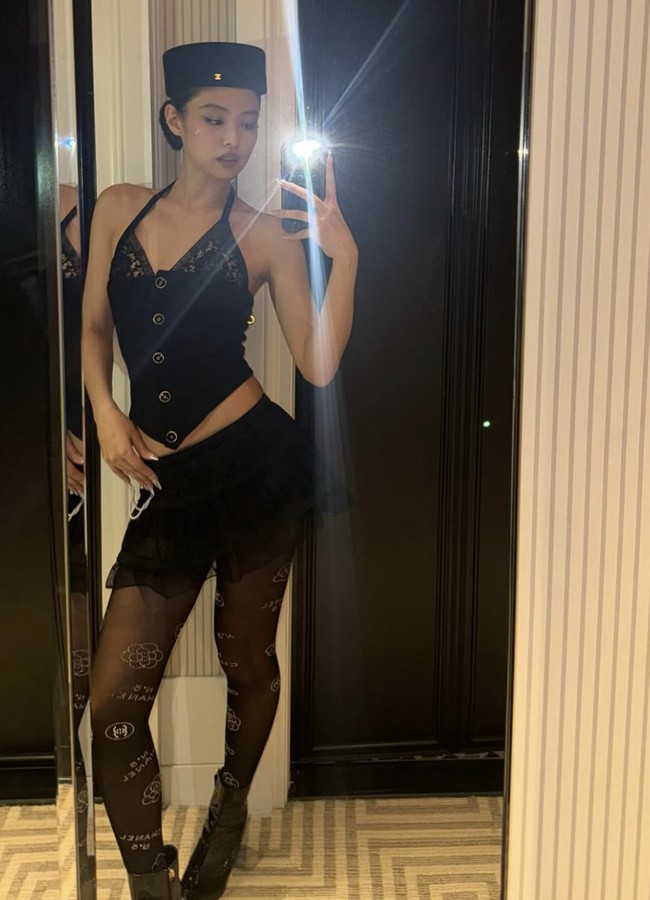 Tampil mengenakan busana dari Chanel, Jennie tampil seduktif dengan tank top renda potongan halter, rok mini dan stocking hitam dengan logo Chanel.  Foto: dok. Instagram/@jennierubyjane